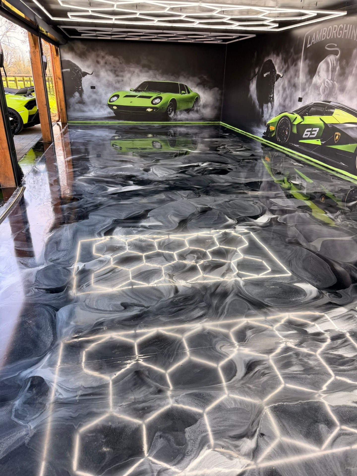Epoxy gietvloer — Supercar showroom