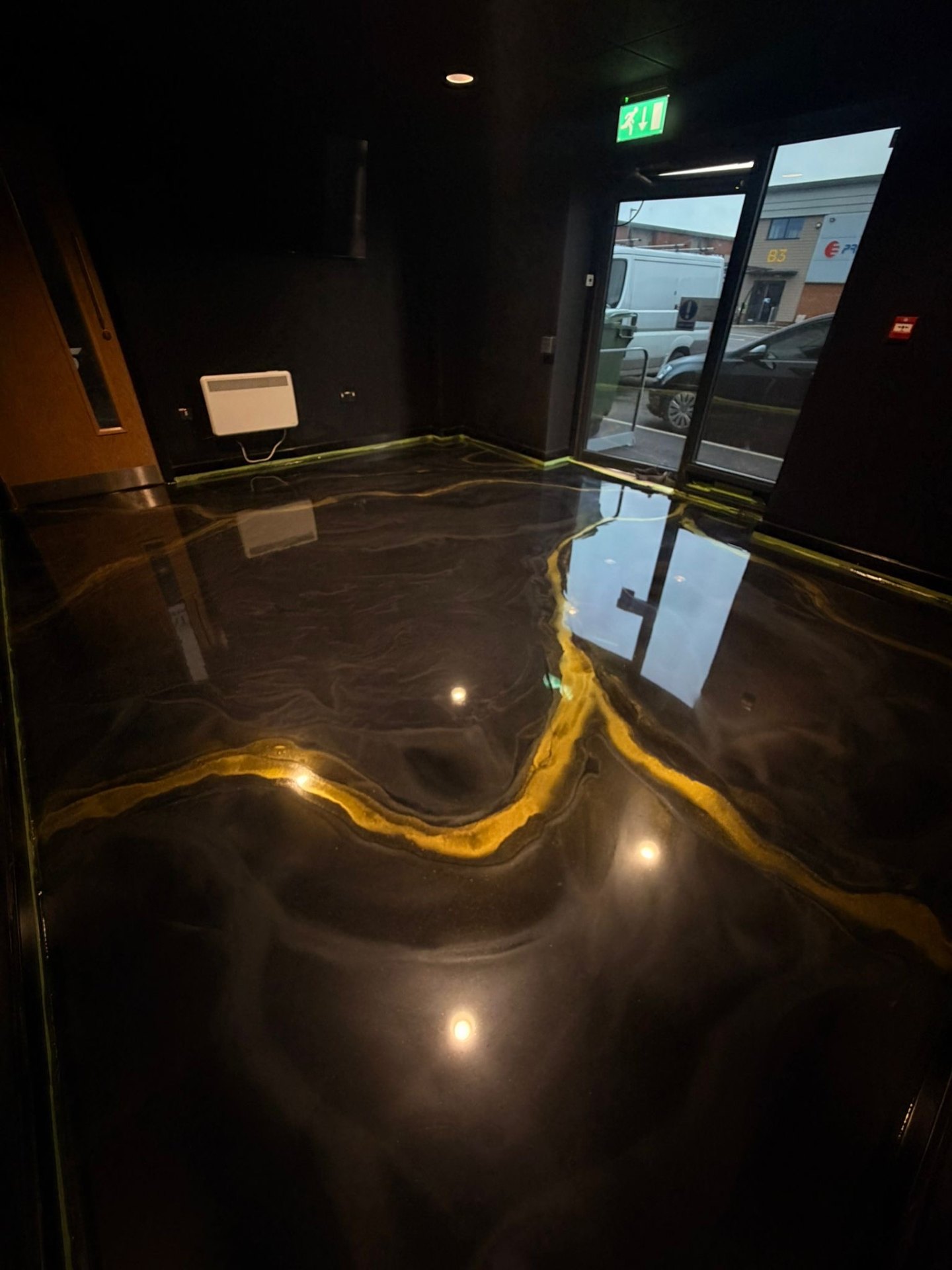 Epoxy gietvloer met gouden river — inkomhal